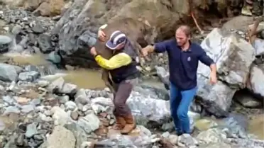 Su İçmek İçin Dereye İnen Yavru Ceylanı Köpeklerden Mahalle Muhtarı Kurtardı