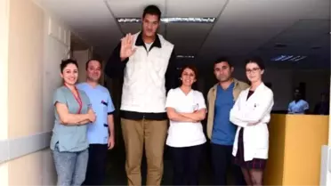 Başındaki Tümör Nedeniyle Boyu 2 Metre 32 Santime Ulaştı