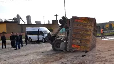 Kamyon ile Minibüs Çarpıştı: 2 Yaralı