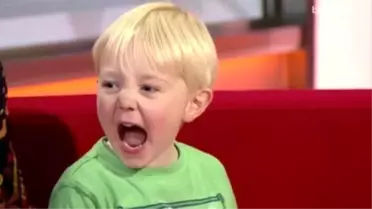 Kid Laughs Uncontrollably During Live Tv İnterview