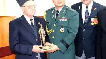 Kore Gazisi Babasının Madalyası Başkan Dinç'e Verildi