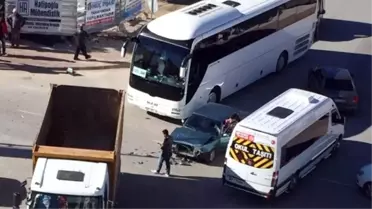 Model ve Renkleri Aynı İki Araç Çarpıştı: 1 Yaralı