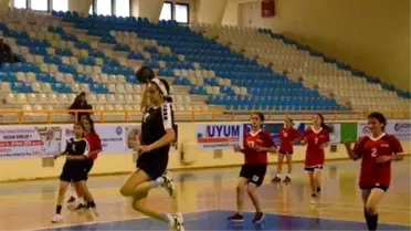 Adana'da Okullararası Genç Kızlar Hentbol Müsabakaları Tamamlandı