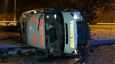 Buzdan Kayan Ambulans Devrildi: 2 Yaralı