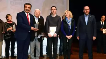 Can Dündar'ın Plaketini Oğlu Ege Aldı