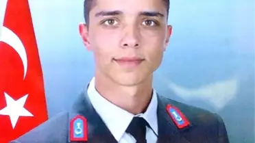 Şehit Astsubayın Tabutuna 1.5 Aylık Oğlunun Battaniyesi Örtüldü