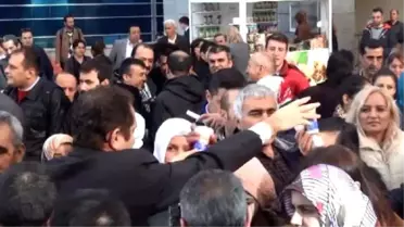 Hakim ve Savcılar Eylemdeki İşçilere Yemek Dağıttı