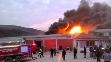 Sakarya'da Plastik Fabrikasında Korkutan Yangın: 2 İşçi Hastaneye Kaldırıldı