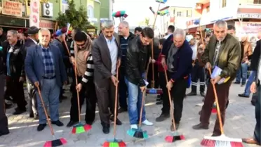 Ellerine Süpürge Alıp Sokakları Süpürdüler