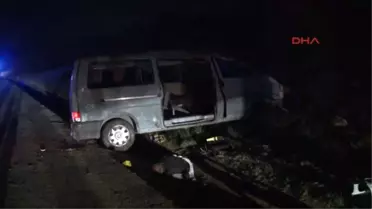 İzmir - Minibüs Önündeki Otomobile Arkadan Çarptı: 2 Ölü, 12 Yaralı
