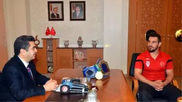 Vali Düzgün'den Şampiyon Kick Boksçuya Ödül