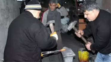 Siirt'te Ayakta Kalan Son İki Demirci Ustası Teknolojiye Direniyor