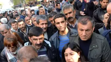 HDP'li Vekil, Kameralar Önünde Polisle Tartıştı