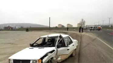 Kavşağa Kontrolsüz Giren Minibüs Otomobille Çarpıştı: 4 Yaralı