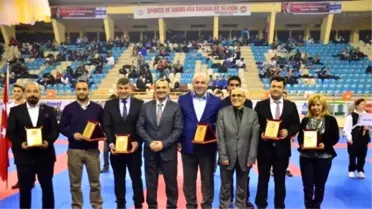 Türkiye Büyükler ve Veteranlar Karate Şampiyonası Adana'da Sürüyor