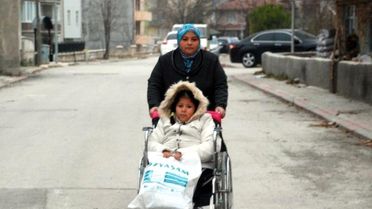 Şeydanur'un Soğuk Havada Okul Yolculuğu