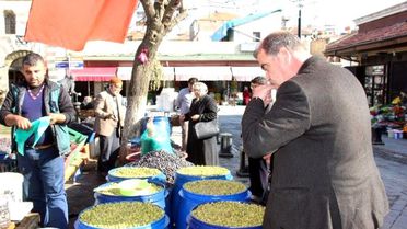 Giydiği Şalvarla Zeytin Yiyen Canan Karatay'a Gaziantep'ten Destek