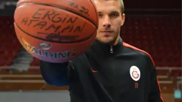 Podolski, Yeşil Sahalardan Parkeye Geçiş Yaptı