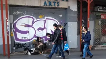 Eski Söz Yazarı Süleyman Akova, İstiklal Caddesi'nde Yaşam Mücadelesi Veriyor
