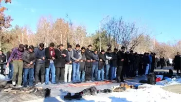 ODTÜ'deki Olayları Namaz Kılarak Protesto Ettiler