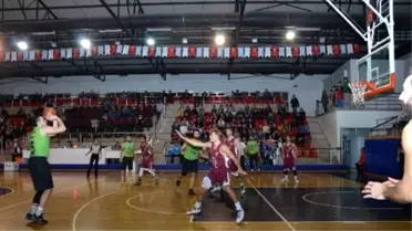 Basketbolseverler 18 Temmuz Spor Salonuna