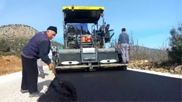 Korkuteli Tadköy'de Sıcak Asfalt Çalışması