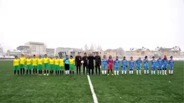 Futbolcu Kızlar, Yedek Kulübesinde Ateş Yakarak Isındı