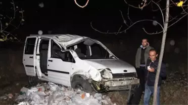 Kamyonet Şarampole Yuvarlandı: 4 Yaralı