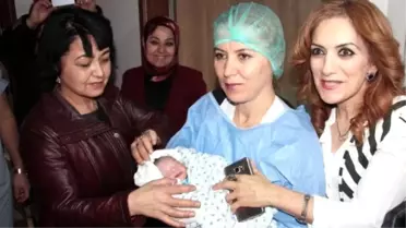 Yılın İlk Bebeğine Belediye Başkanından Altın