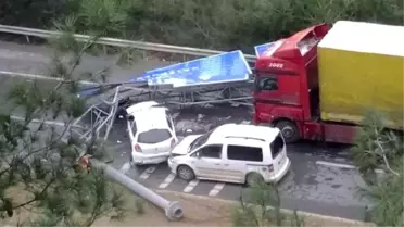 Karayolundaki Yön Tabelası Otomobilin Üzerine Devrildi: 3 Yaralı