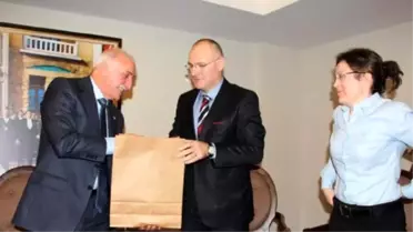 Profesör Ailenin Bakıcısını Kandırıp, Evdeki Altın ve Paraları Aldılar