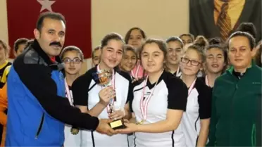 Yıldızlar Hentbolda Kupalar Sahiplerini Buldu