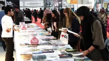 Kitap Fuarında Genç Yazarlara Yoğun İlgi