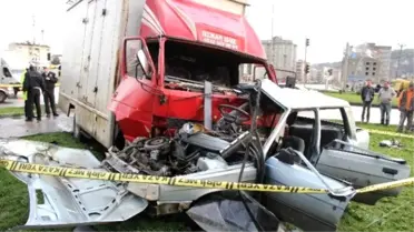 Kamyonetin Çarptığı Otomobil Hurdaya Döndü: 1 Ölü, 3 Yaralı
