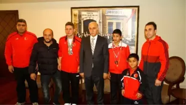 Şampiyonlar Vali Şahin'i Ziyaret Etti