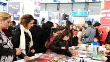 Canan Tan Kitaplarını İmzaladı