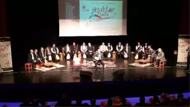 Sultanbeyli'de Âşıkların Atışması Renkli Anlara Sahne Oldu