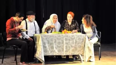 Akşehir'de 'Benim Güzel Ailem' Oyununa Yoğun İlgi