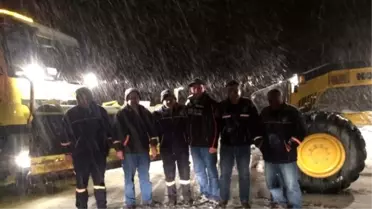 Yolda Biriken Karlara Kar Küreme Araçlarıyla Müdahale