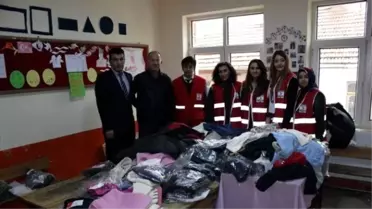 Kızılay'dan Öğrencilere Giysi ve Kırtasiye Yardımı