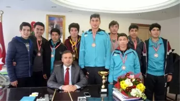 Voleybolculardan Kaymakama Ziyaret