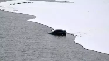 Buzlu Yolda Kayan Otomobil Baraja Düştü