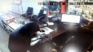 Çaldığı Cep Telefonlarını Poşete Doldurup Kaçtı