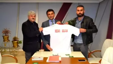 Başkan Selçuk'a Forma Hediye Edildi