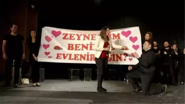 Tiyatro Sahnesinde Sürpriz Evlenme Teklifi