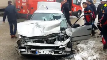 Düzce'de Otomobil ve Kamyonet Çarpıştı: 6 Yaralı