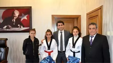 Kaymakam Aydın'dan Tekvandoculara Hediye