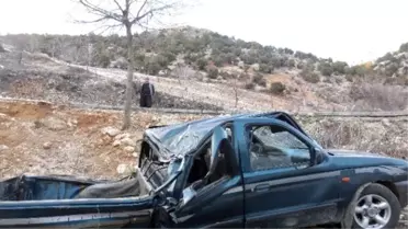 Dağdan Kopan 3 Tonluk Kaya Parçası Pick-up'ın Üzerine Düştü