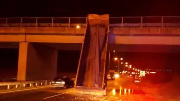 Damperinin Açıldığını Fark Etmeyen Sürücü Üst Geçite Çarptı