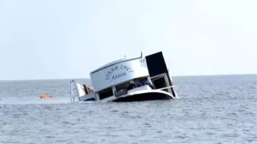 Ölüm Teknesine Kaçaklar Zorla Bindirilmiş
